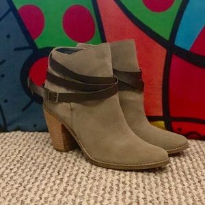 EUC Dolce Vita Leather Ankle Boots 👢 Gray Size 9